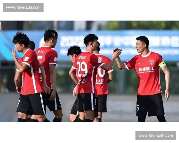 执教首秀开启新篇章带队亮相展现理念引发赛场期待与球员磨合临场指挥